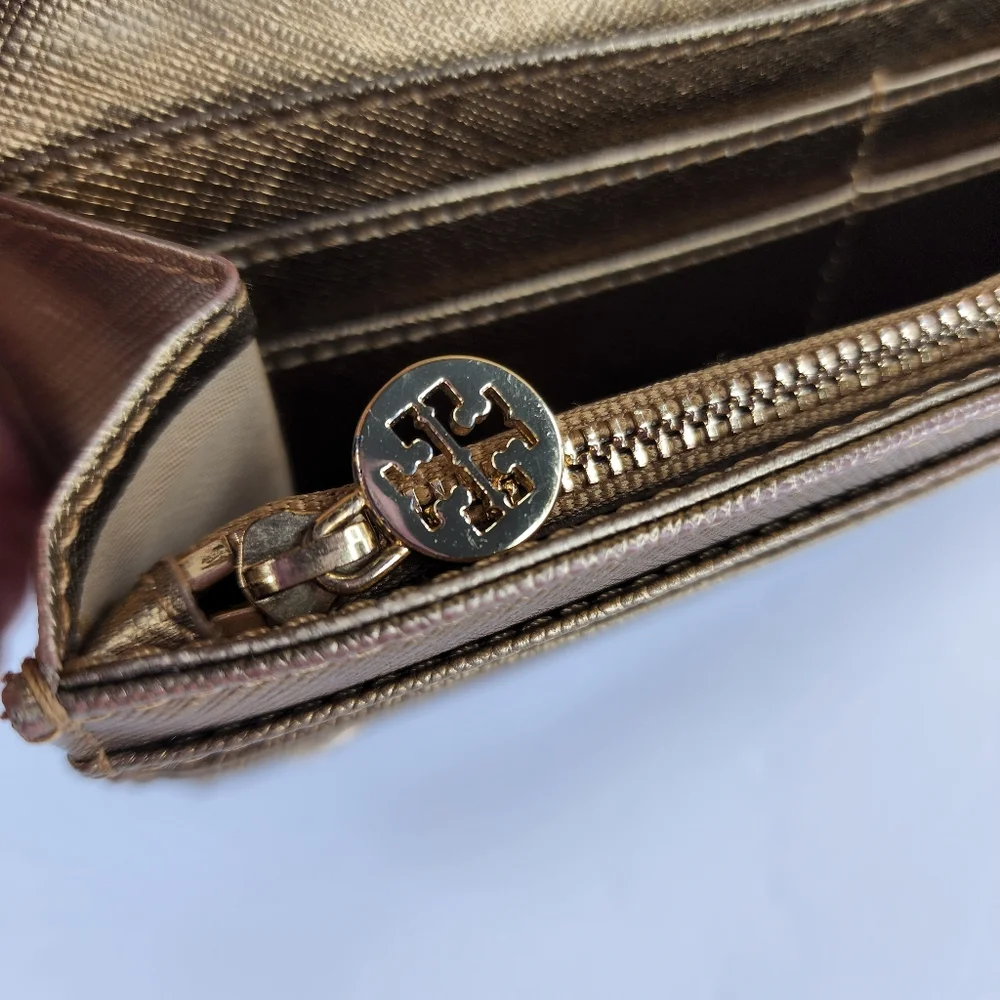 TORY BURCH Robinson Envelope Continental. Gold.